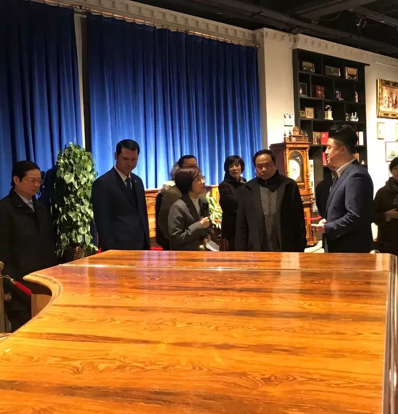越南祖国阵线中央委员会主席陈青敏一行领导莅临世界音乐文化博物馆参观