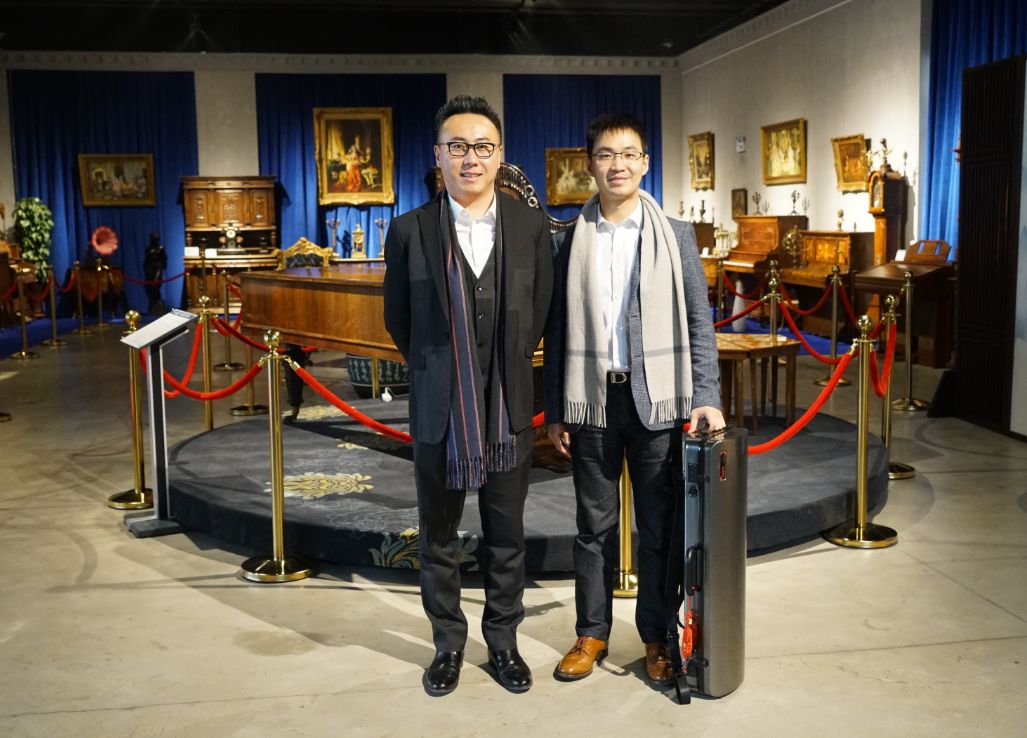 青年小提琴家高参莅临世界音乐文化博物馆参观