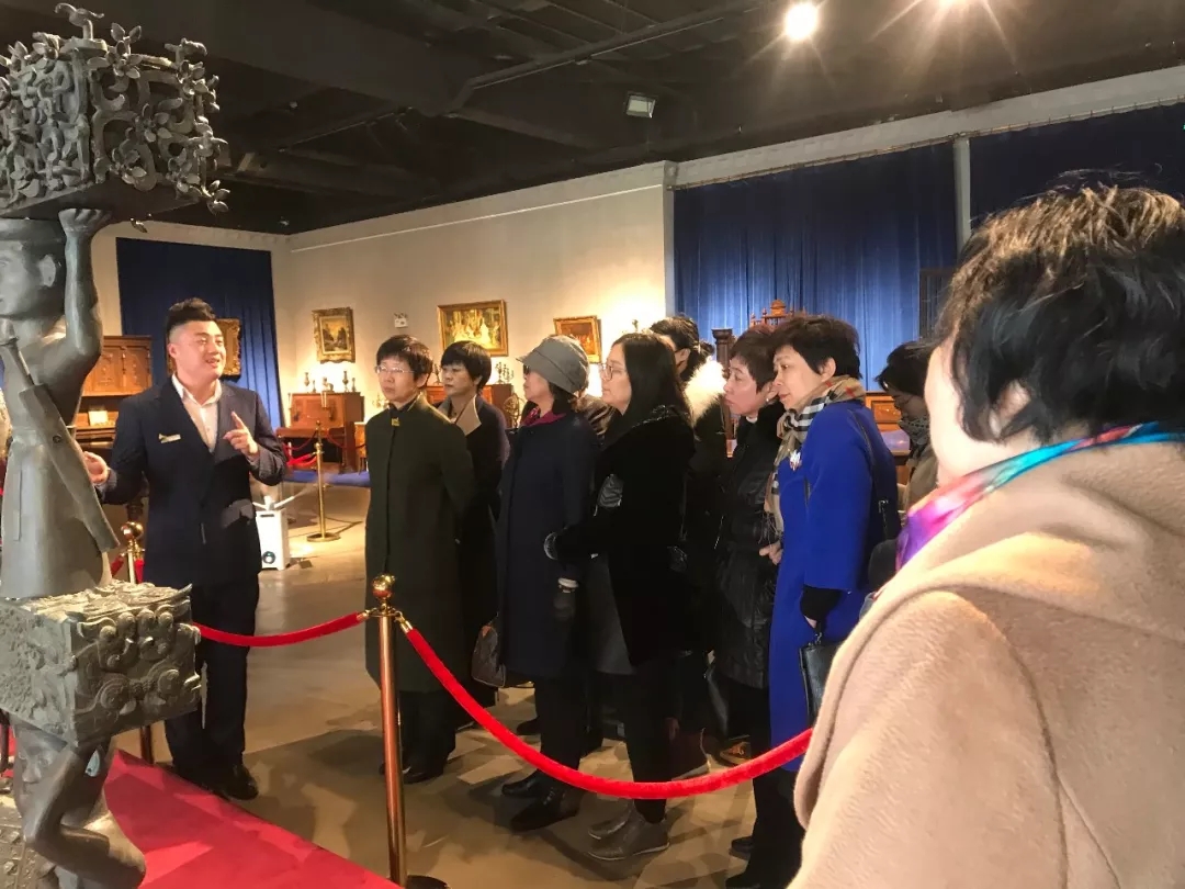 4月1日上午，旅顺日俄监狱旧址博物馆30多位“文博同仁”在张志成馆长，周爱民副馆长的带领下，来到世界音乐文化博物馆调研考察